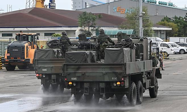 해군 장병들이 제독차를 이용해서 화학물질을 제거하는 훈련을 하고 있다. 세계일보 자료사진