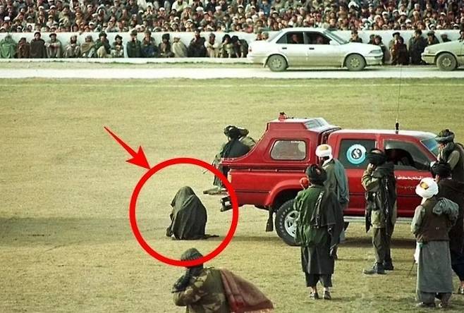 1998년 아프가니스탄 수도 카불에서 집행된 실제 공개 처형 당시 모습. AFP 연합뉴스 자료사진
