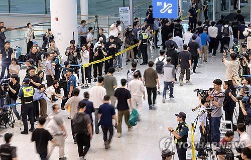 미국 이민당국에 의해 조지아주에 구금됐던 한국인 근로자들이 9월 12일 인천국제공항으로 입국하고 있다. 연합뉴스