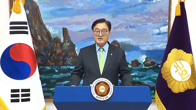 2024년 12월3일 우원식 국회의장은 국회에 도착한 후 자신의 유튜브 채널 ‘우원식TV’를 통해 첫 번째 기자회견을 열었다. “국민 여러분께서는 국회를 믿고 차분하게 상황을 주시해달라”라고 말했다. ⓒ유튜브 ‘우원식TV’ 캡쳐&nbsp;