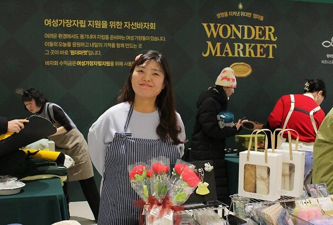 5일 서울 강서구 원그로브에서 열린 국제구호개발 비정부기구(NGO) 희망친구 기아대책이 주최한 '제6회 원더마켓' 행사에 셀러로 참여한 홍혜경씨 ⓒ희망친구 기아대책 제공