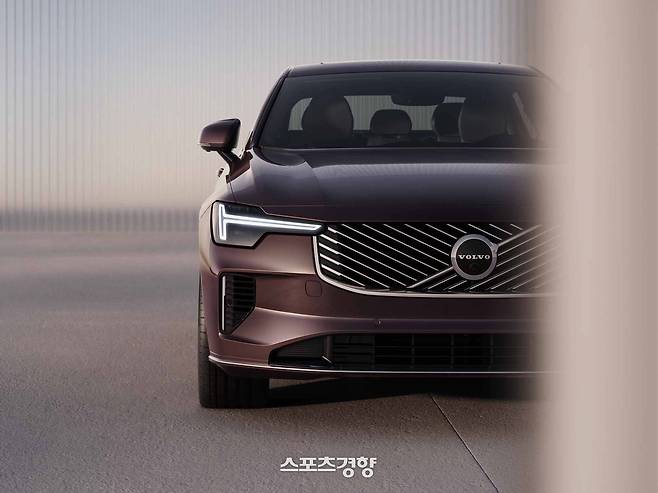 볼보자동차 플래그십 세단 ‘S90’ 풀사이즈 대형 럭셔리 고급 세단으로, 국내에서 로열수요층을 탄탄하게 갖추고 있다.