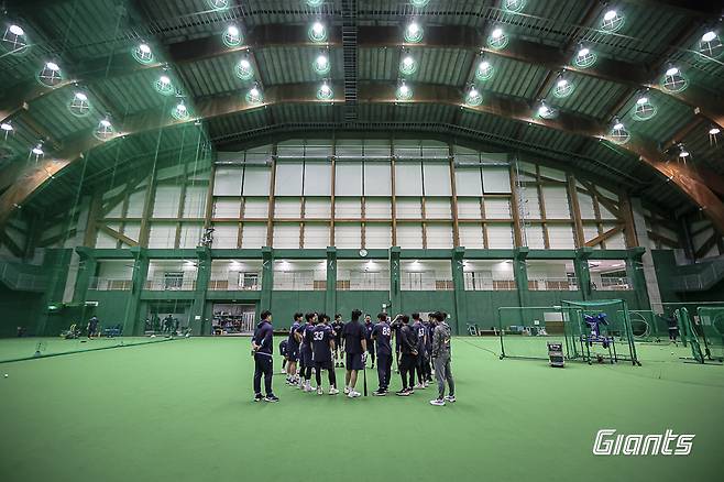 마무리캠프에서 야간 훈련을 하는 롯데 선수들. 롯데 자이언츠 제공