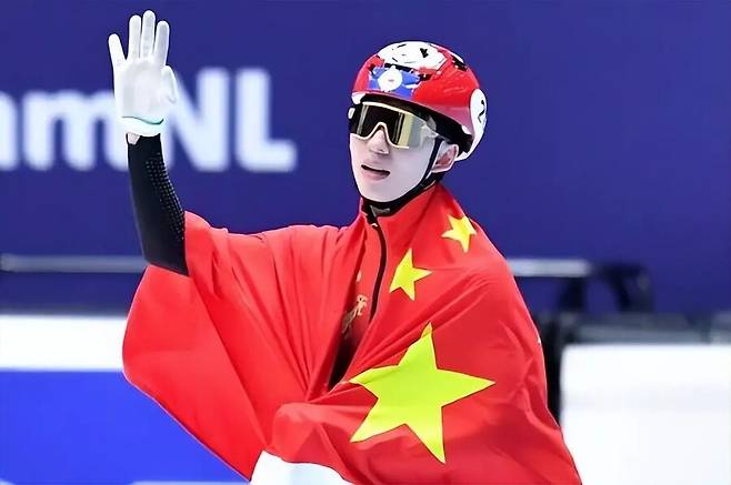 ▲ 내년 밀라노-코르티나 동계올림픽은 4차례 월드투어 성적을 합산해 상위 랭킹에 오른 선수들이 출전권을 가져간다. 린샤오쥔은 1~2차 대회에서 결승 진출에 실패해 포인트를 전혀 얻지 못했다. 올림픽 출전에 빨간불이 들어온 상황에서 마침내 처음 메달을 목에 걸었다. ⓒ소후