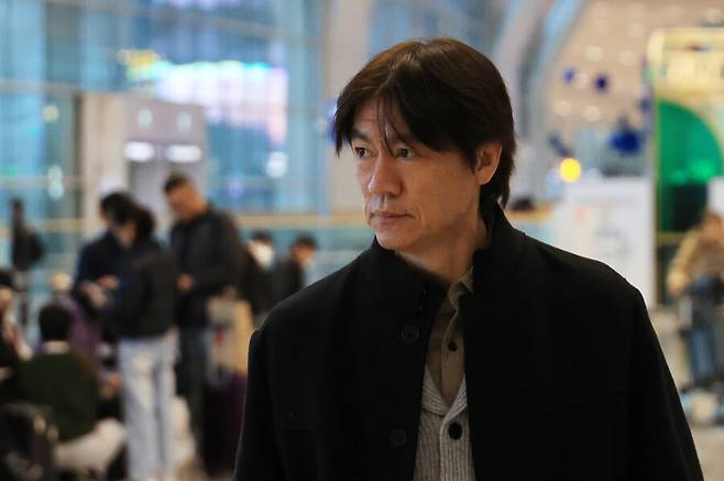 ▲ 홍명보 축구국가대표팀 감독이 3일 인천국제공항에서 북중미월드컵 조 추첨이 진행되는 미국 워싱턴으로 출국하고 있다. ⓒ연합뉴스