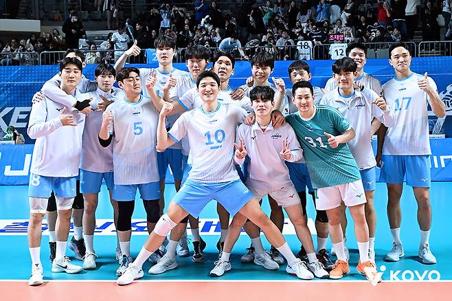 대한항공 선수들이 4일 장충체육관에서 열린 우리카드전 승리 후 기념 사진을 촬영하고 있다. /사진=한국배구연맹 제공