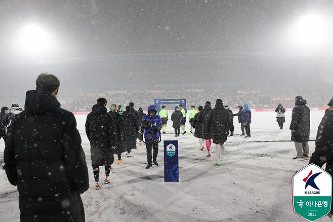 4일 부천종합운동장에서 열릴 예정이던 부천FC와 수원FC의 승강 플레이오프 1차전 경기 전 모습. /사진=한국프로축구연맹 제공