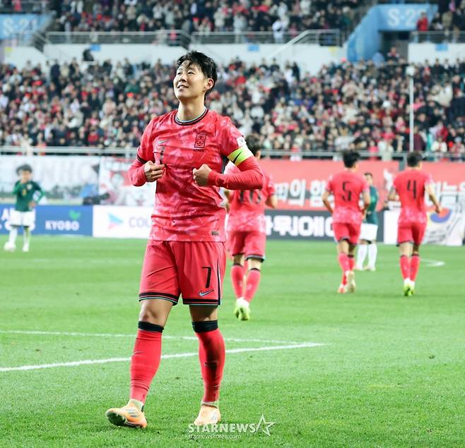 대표팀 주장 손흥민이 지난달 14일 대전월드컵경기장에서 열린 볼리비아전에서 골을 터뜨린 뒤 골 세리머니를 하고 있다. /사진=강영조 선임기자