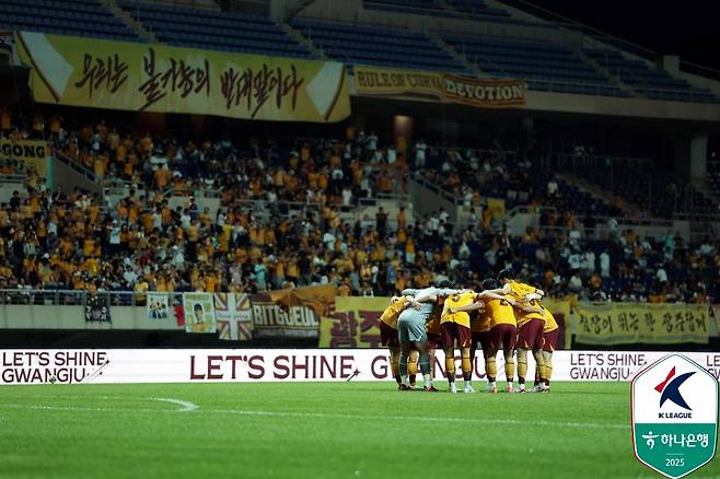 지난 7월 전북 현대전 당시 경기를 앞두고 의지를 다지고 있는 광주FC 선수들. /사진=한국프로축구연맹 제공