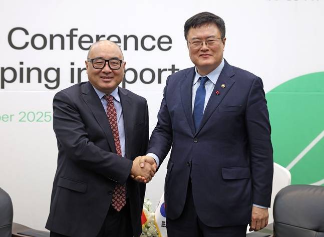 김대현(오른쪽) 문화체육관광부 제2차관과 통 리신 중국 체육총국 부국장. /사진=문체부