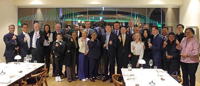 4일 김대현 문화체육관광부 제2차관과 유승민 대한체육회장이 주재한 국제올림픽위원회(IOC) 위원 만찬 참석자들. /사진=문체부