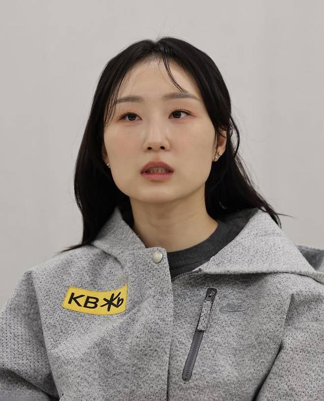 인터뷰하는 최민정 (서울=연합뉴스) 서명곤 기자 = 쇼트트랙 국가대표 최민정이 4일 서울 강남구 올댓스포츠 사옥에서 연합뉴스와 인터뷰하고 있다. 2025.12.4. seephoto@yna.co.kr