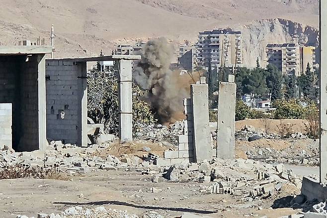 불발탄 폭발 (하라스타=연합뉴스) 김동호 특파원 = 4일(현지시간) 13여년의 내전으로 폐허가 된 시리아 다마스쿠스 인근 하라스타에서 불발탄 제거 작업이 이뤄지고 있다. 2025.12.4 
    dk@yna.co.k