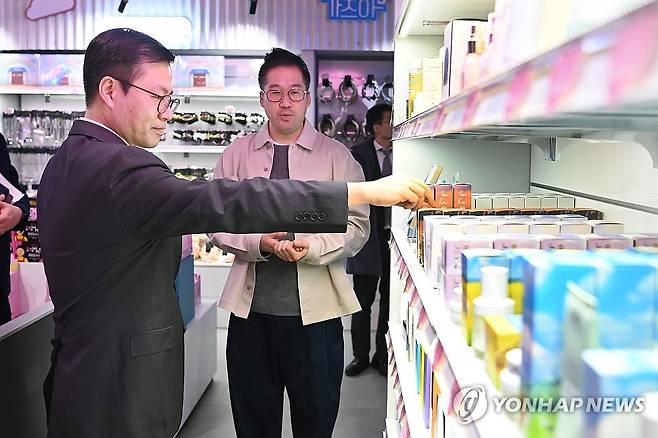 여한구 통상교섭본부장, 네덜란드 현지 소비재 기업 현장방문 (서울=연합뉴스) 여한구 산업통상부 통상교섭본부장이 3일(현지시간) 네덜란드 헤이그 K-스테이션을 방문, 매장을 둘러보고 있다. 2025.12.5 [산업통상부 제공. 재판매 및 DB 금지] photo@yna.co.kr