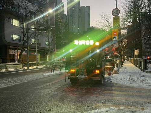 제설작업 중인 차량 [촬영 강류나 수습기자]