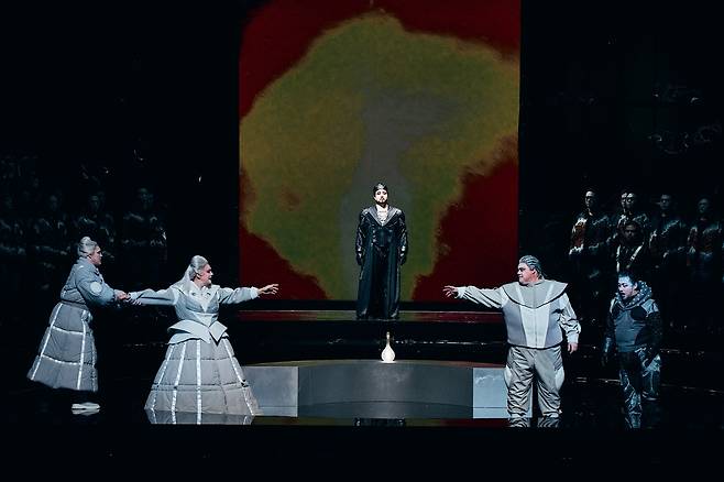 국립오페라단 '트리스탄과 이졸데' 지난 4일 서울 예술의전당 오페라극장에서 열린 국립오페라단의 '트리스탄과 이졸데' 공연 1막에서 사랑의 묘약에 취한 트리스탄과 이졸데가 마르케 왕을 만나고 있다. 2025.12.04. [국립오페라단 제공. 재판매 및 DB금지]