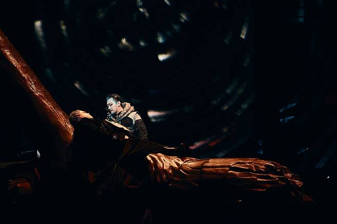 국립오페라단 '트리스탄과 이졸데' 지난 4일 서울 예술의전당 오페라극장에서 열린 국립오페라단의 '트리스탄과 이졸데' 공연 3막에서 트리스탄이 이졸데를 그리워하며 죽어가는 가운데 충신 쿠르베날이 그를 돌보고 있다. 2025.12.04. [국립오페라단 제공. 재판매 및 DB금지]