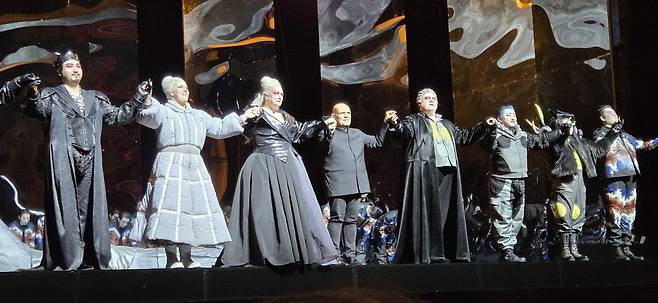 국립오페라단 '트리스탄과 이졸데' (서울=연합뉴스) 이용숙 객원기자 = 국립오페라단의 '트리스탄과 이졸데' 공연의 출연진들이 지난 4일 서울 예술의전당 오페라극장에서 공연을 마친 뒤 관객들에게 인사하고 있다 2025.12.04. rosina0314@naver.com