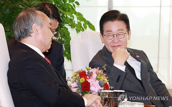 이재명 대통령, 손정의 회장 면담 (서울=연합뉴스) 한상균 기자 = 이재명 대통령이 5일 용산 대통령실에서 손정의 소프트뱅크그룹 회장과 면담하고 있다. 2025.12.5 [대통령실통신사진기자단] xyz@yna.co.kr