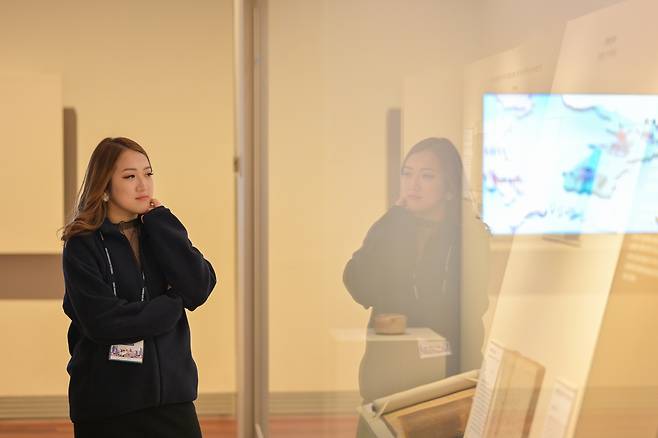 국립중앙박물관에서 문화재 살펴보는 정안나 부학장 [재외동포협력센터 제공]