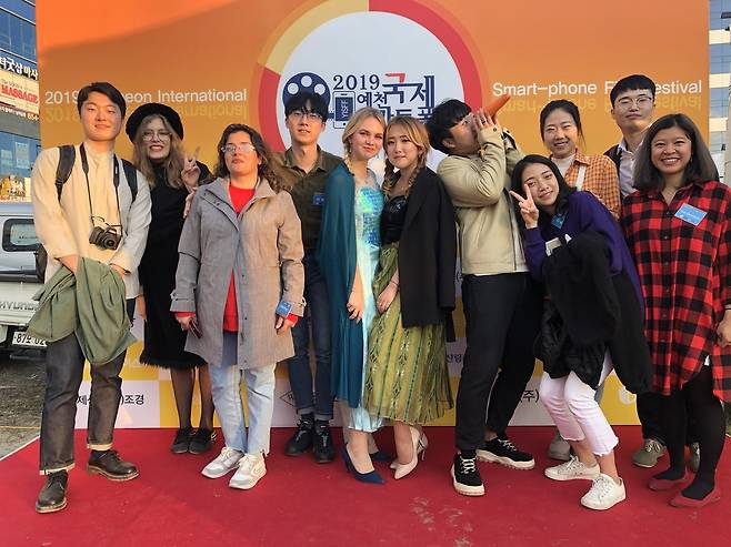 2019년 예천국제스마트폰영화제 홍보대사로 활동한 정안나(왼쪽서 6번째) [본인 제공]