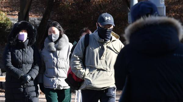 수원시 장안구의 한 거리에서 출근길에 오른 시민들이 발걸음을 재촉하고 있다. /기호일보 DB