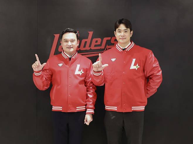 김재섭 SSG 랜더스 대표이사(좌)와 SSG랜더스 김재환(우) <사진=SSG랜더스 제공>