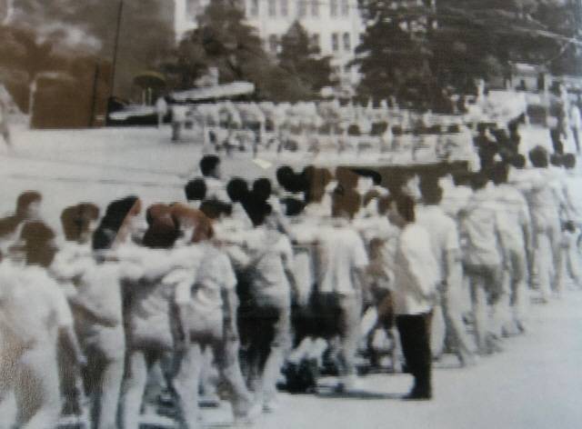 5.27 신흥민주화운동 당시 학생들이 어깨를 걸고 교내 시위하는 장면.신흥고등학교 제공