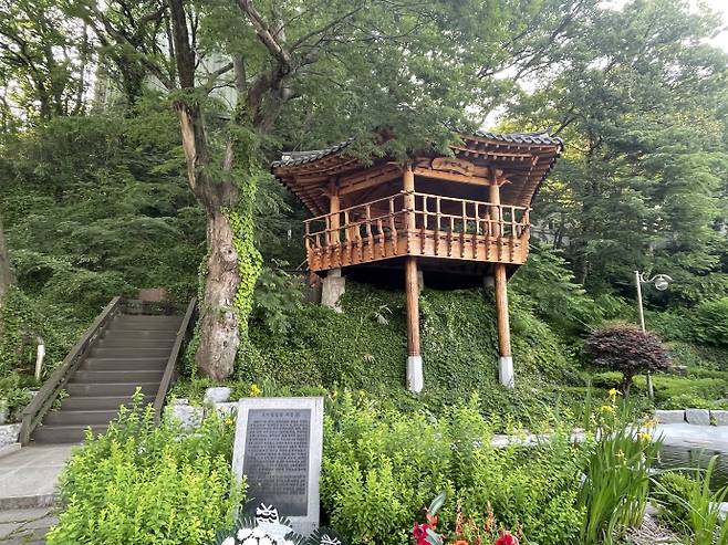 신흥민주화운동을 기념하여 건립한 오이칠정과 기념비(2012년 81회 동기생)