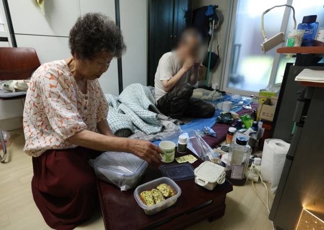 박정열 씨의 집을 방문한 수관 씨가 밥상을 차리고 있다. 정열 씨는 이혼을 할 때 자녀들을 불러 돈을 나눠주고는 작별을 했다. 아빠가 힘들게 사는 모습은 보여주기 싫다는 이유에서다. 안성완 기자 asw0727@imaeil.com
