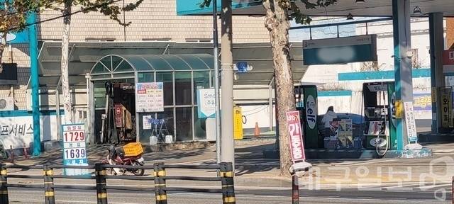 12월 첫째 주 대구지역 휘발유 주간 평균 가격이 6주 만에 하락한 반면, 경북은 상승세를 계속 이어갔다. 대구일보DB