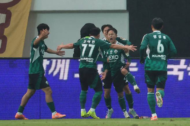 이승우(전북)가 6일 서울월드컵경기장에서 열린 광주FC와 2025 하나은행 코리아컵 결승전에서 결승 골을 넣은 뒤 기뻐하고 있다. 사진=뉴시스