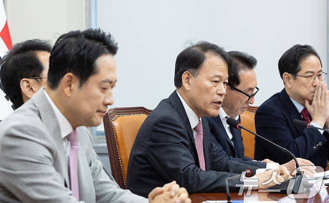 찐윤(친윤 중 친윤)으로 불렸던 윤한홍 국민의힘 의원이 5일 서울 여의도 국회에서 열린 '혼용무도' 이재명정권 6개월 국정평가 회의에서 윤석열 전 대통령과 관계를 단절하지 않고 이재명 정부를 비판해봤자 아무 소용 없다는 취지의 발언을 하자 장동혁 대표(왼쪽)가 심각한 표정으로 듣고 있다. 2025.12.5/뉴스1 ⓒ News1 이승배 기자