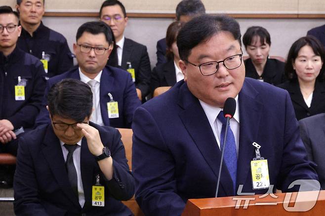 엄희준 광주고검 검사가 23일 서울 여의도 국회 법제사법위원회에서 열린 서울고등검찰청·서울중앙지방검찰청 등에 대한 국정감사에서 의원 질의에 답변하고 있다. 왼쪽은 문지석 광주지검 부장검사. 2025.10.23/뉴스1 ⓒ News1 신웅수 기자