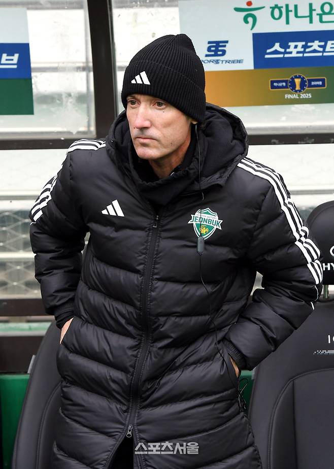 전북 현대 타노스 코치가 6일 서울월드컵경기장에서 열린 2025 하나은행 코리아컵 광주FC와의 결승전에 앞서 그라운드를 바라보고 있다. 2025. 12. 6.  박진업 기자 upandup@sporttsseoul.com