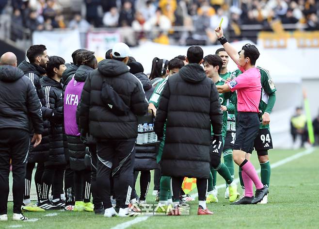 6일 서울월드컵경기장에서 열린 2025 하나은행 코리아컵 광주FC와 전북 현대의 결승전에서 박병진 주심(오른쪽)이 전북 이동준의 골에 벤치에서 그라운드로 뛰어나와 세리머니를 한 이승우에게 옐로 카드를 내보이고 있다. 2025. 12. 6.  박진업 기자 upandup@sporttsseoul.com