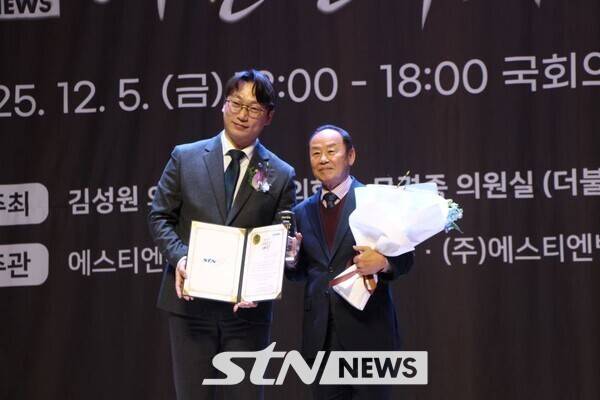 더불어민주당 모경종의원으로부터 이규생 인천시체육회장이 2025년대한민국사회공헌대상 '스포츠공헌대상'을 수여 받고 기념촬영을 하고있다/사진=정명달 기자