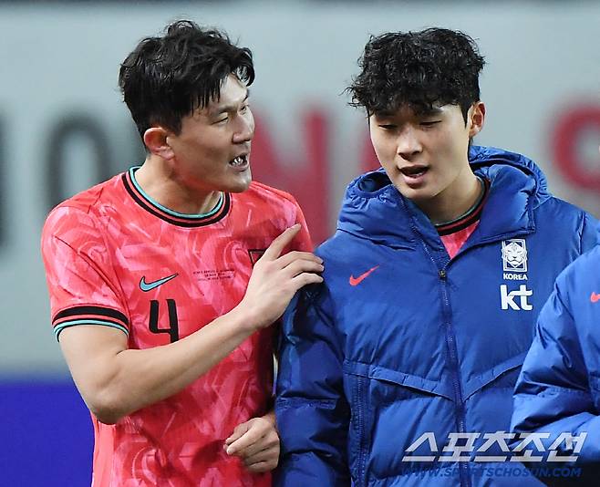 18일 서울월드컵경기장에서 열린 한국과 가나의 축구대표팀 평가전. 한국이 1대0으로 승리한 가운데 김민재가 김태현과 대화 나누고 있다. 상암=정재근 기자 cjg@sportschosun.com/2025.11.18/