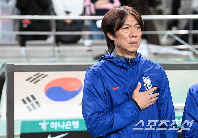 14일 서울월드컵경기장에서 열린 축구대표팀과 파라과이의 평가전. 국민의례를 하는 홍명보 감독의 모습. 상암=허상욱 기자wook@sportschosun.com/2025.10.14/