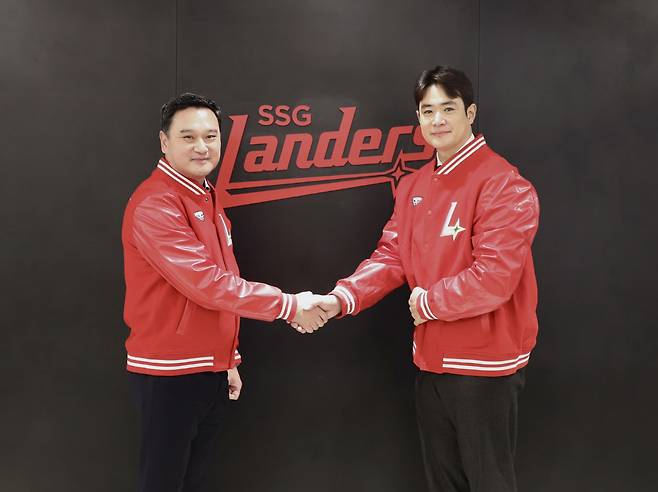 SSG 랜더스로 이적한 김재환(오른쪽)이 김재섭 대표이사와 악수하고 있다. 사진제공=SSG 랜더스
