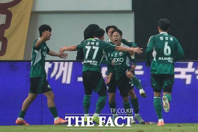연장 전반 결승골을 터뜨린 이승우가 환호하는 동료들 사이에서 기끔의 포효를 하고 있다./뉴시스