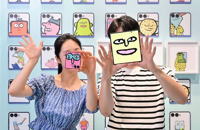 삼성전자가 지난 7월 서울 코엑스 전역에서 운영한 'The Galaxy UNFOLDERS(더 갤럭시 언폴더스)' 체험존. 사진은 서울 코엑스 '더 갤럭시 언폴더스' 체험존 방문객들이 '갤럭시 Z 폴드7'의 대화면과 '갤럭시 Z 플립7'의 커버 디스플레이를 활용해 '뉴페이스 셀피'를 촬영하는 모습. 연합뉴스