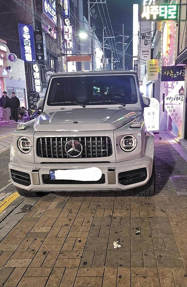 대구 동성로에 불법 주차 된 차량을 한 시민이 “신고했다”며 자동차 동호인 커뮤니티에 인증한 사진. 해당 시민은 열흘 동안 이 거리에서만 약 250대를 신고하고 인증글을 남겼다. /보배드림 캡처