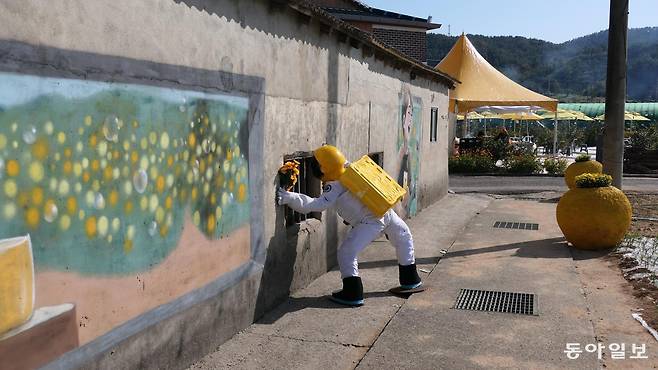 지난달 초 열린 유자축제 현장. 우주비행사 인형이 창문 틈으로 뭔가 찾고 있다.