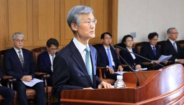 조희대 대법원장이 5일 오후 서울 서초동 대법원 대회의실에서 열린 전국법원장회의에서 발언하고 있다. 이날 전국법원장회의에서는 최근 더불어민주당이 주도해 법제사법위원회를 통과시킨 내란전담재판부 설치 법안 등을 논의했다. 회의에는 전국의 각급 법원장, 법원행정처장, 사법연수원장, 사법정책연구원장 등이 참석했다 공동취재사진