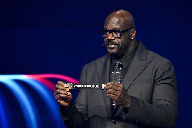 전 NBA 스타 오닐이 6일 미국 워싱턴 D.C.의 존 F. 케네디 센터에서 2026 FIFA 북중미 월드컵 조추첨식에 참석해 포트2 국가를 호명하고 있다. 한국은 멕시코, 남아공과 함께 A조에 편성됐다. AFP=연합뉴스