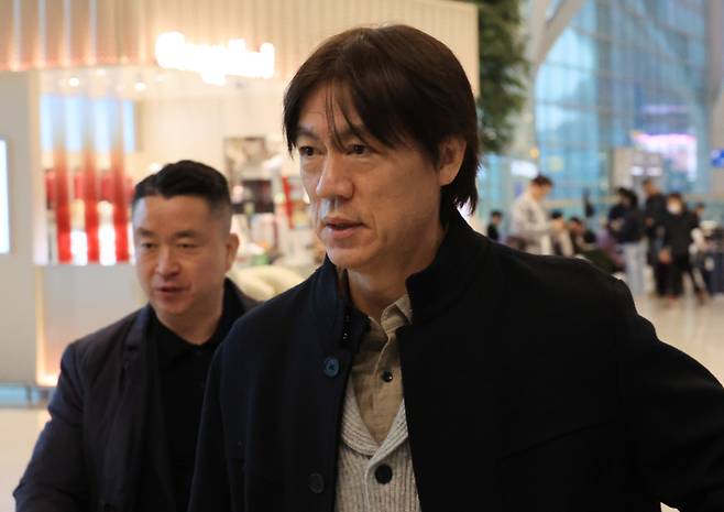 <yonhap photo-2207=""> 출국하는 홍명보 축구대표팀 감독 (영종도=연합뉴스) 최재구 기자 = 홍명보 축구국가대표팀 감독이 3일 인천국제공항에서 북중미월드컵 조 추첨이 진행되는 미국 워싱턴으로 출국하고 있다. 2025.12.3 jjaeck9@yna.co.kr/2025-12-03 08:40:01/ <저작권자 ⓒ 1980-2025 ㈜연합뉴스. 무단 전재 재배포 금지, AI 학습 및 활용 금지></yonhap>