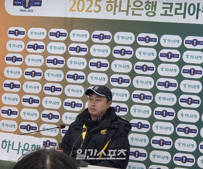 마철준 광주 코치가 6일 서울월드컵경기장에서 열린 전북과의 2025 하나은행 코리아컵 결승전서 1-2로 진 뒤 기자회견에 참석해 발언하고 있다. 이정효 광주 감독은 경기 중 퇴장당했다. 상암=김우중 기자