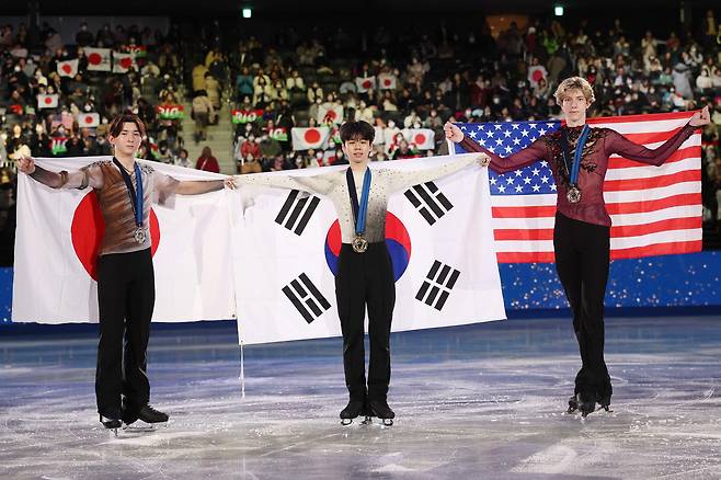 한국 남자 최초로 주니어 그랑프리 파이널을 우승한 서민규(가운데). AFP=연합뉴스