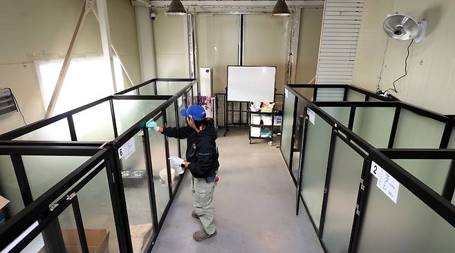 송 대표가 대형견들이 지내는 견사를 청소하고 있다. 장진영 기자